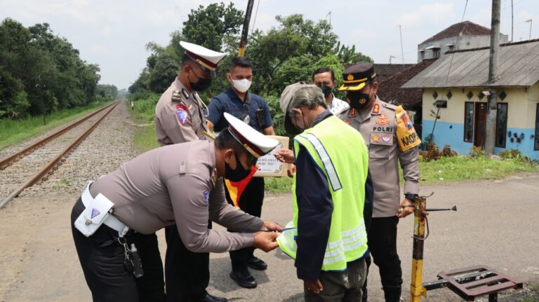 Polres Blitar Kota Peduli Supeltas Penjaga Perlintasan Kereta Api Tanpa Palang Pintu