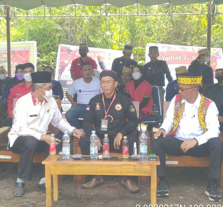 TRADISI RITUAL ADAT DAN BUDAYA BUKAN BERARTI MENJADI GENERASI TERBELAKANG