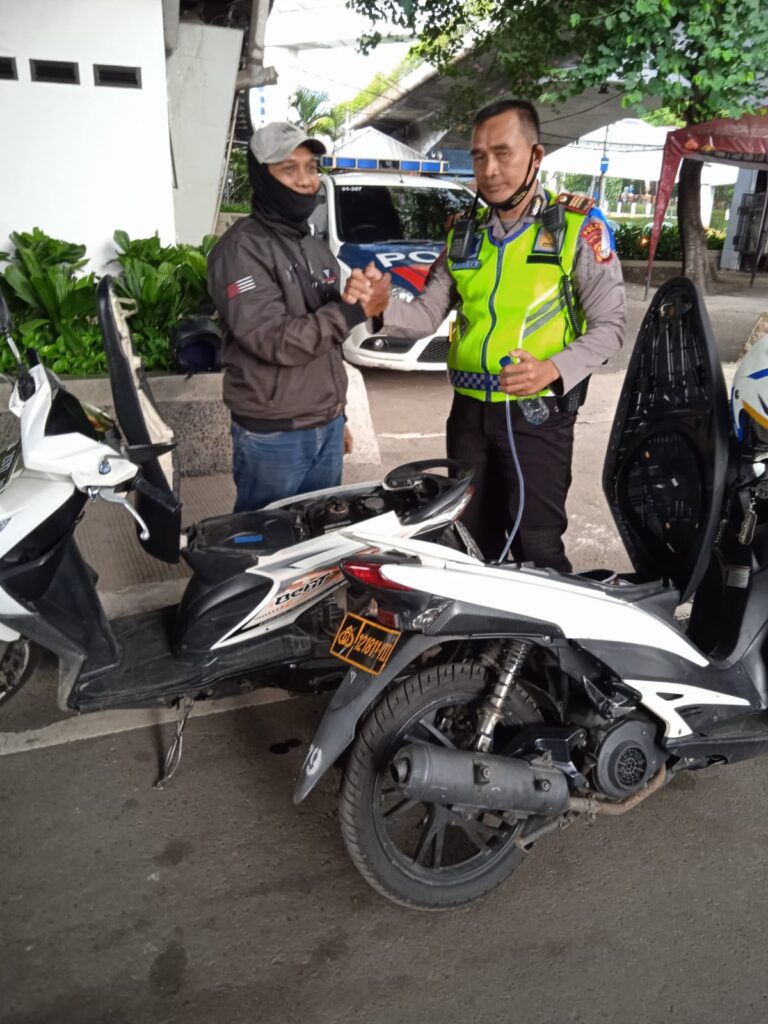 Anggota Satlantas Jakbar bantu pemotor yang kehabisan bensin