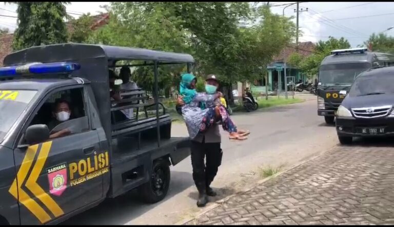Dari Berbagi Sembako Hingga Gendong Lansia, Kontribusi Polres Ngawi Ingin Mengakhiri Pandemi