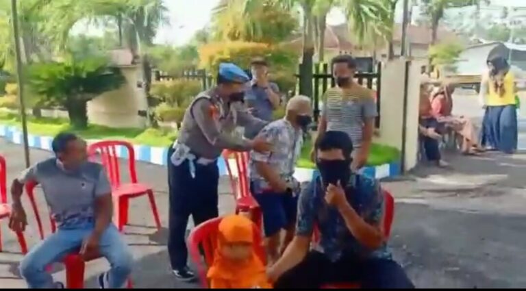 Kapolsek Karangjati Pimpin Penjemputan Warga Lansia Menuju Vaksinasi Massal