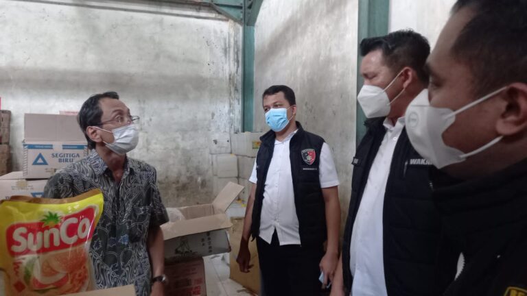 Polres Metro Jakarta Barat gencar patroli pengecekan minyak goreng di pasar