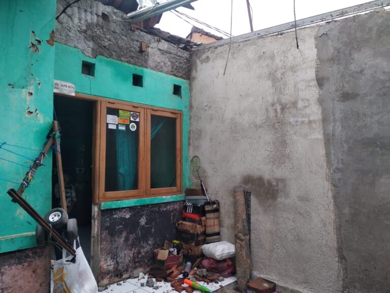 Rumah Rusak Diterjang Angin Puting Beliung di Ciampea Bogor