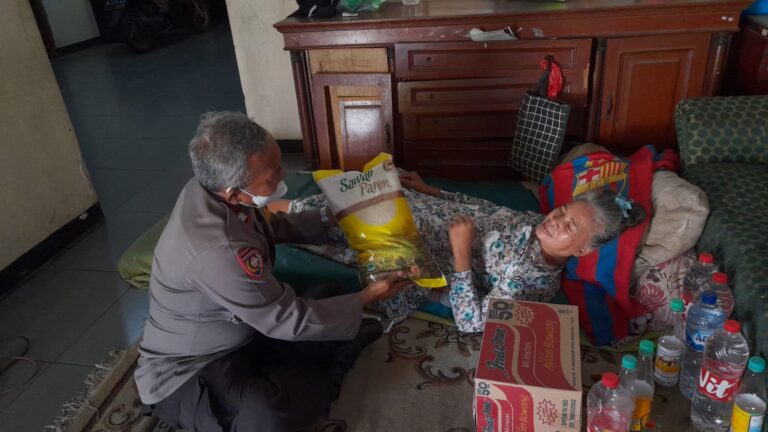 Polsek kembangan berikan bantuan paket sembako kepada seorang ibu