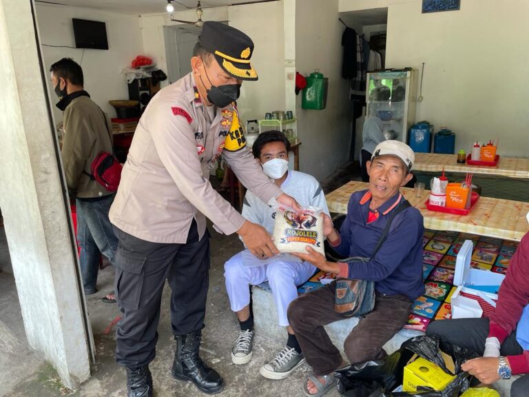 Gelar Patroli PPKM Polsek Cisarua Polres Bogor Himbau Warga Untuk Disiplin Prokes