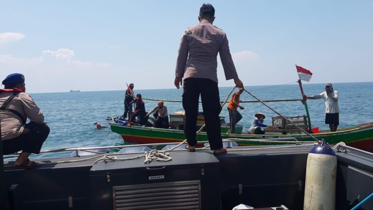 Ditpolairud Polda Banten Evakuasi Kapal Nelayan yang Tenggelam