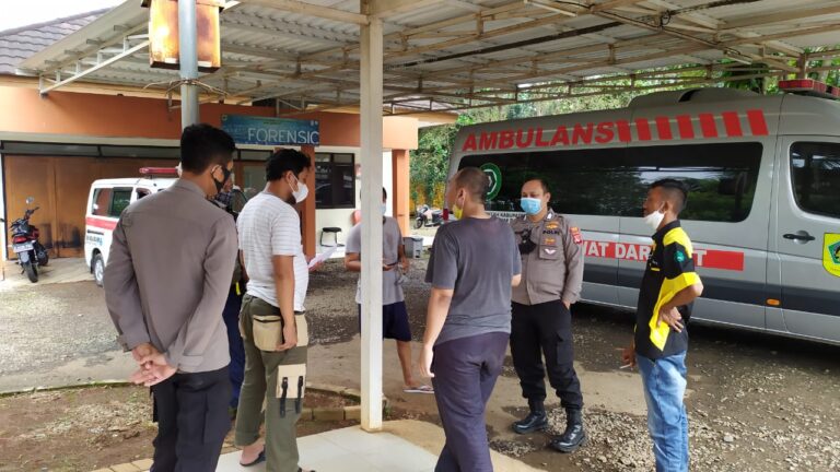 Seorang Pria Meninggal Dunia Di Teras Rumah Karena Sakit