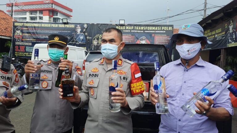 Jelang Ramadhan, Polsek Palmerah gerebek penjual miras