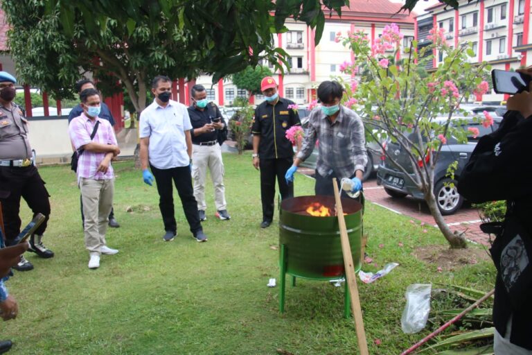 PEMUSNAHAN BARANG BUKTI NARKOTIKA JENIS GANJA OLEH DITRESNARKOBA POLDA KEPRI