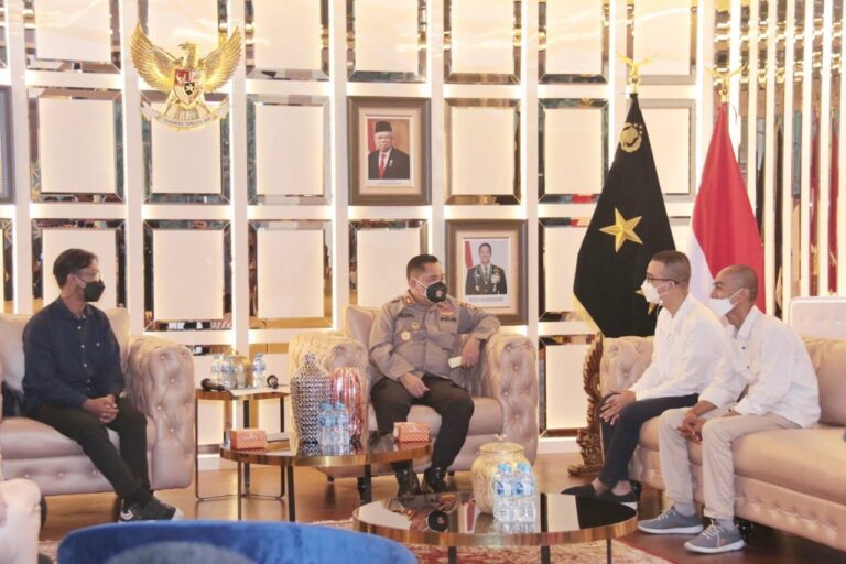 Kapolda Memberikan Apresiasi Kepada 3 Finalis Sayembara Logo Street Race Polda Metro Jaya