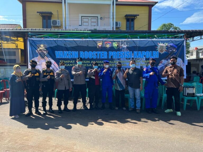 Personil Ditsamapta Polda Kalbar Bagikan Masker Gratis dan Edukasi Warga untuk Prokes