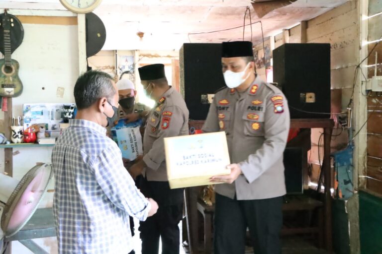 JUM’AT BERKAH KAPOLRES KARIMUN BANTU WARGA PENGIDAP KANKER DAN PANTI ASUHAN BAITURRAHMAH