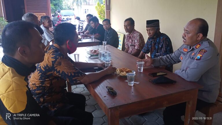 Bersama Ketua Pencak Silat, Polsek Karanganyar Gelar Silaturahmi dan Komunikasi.