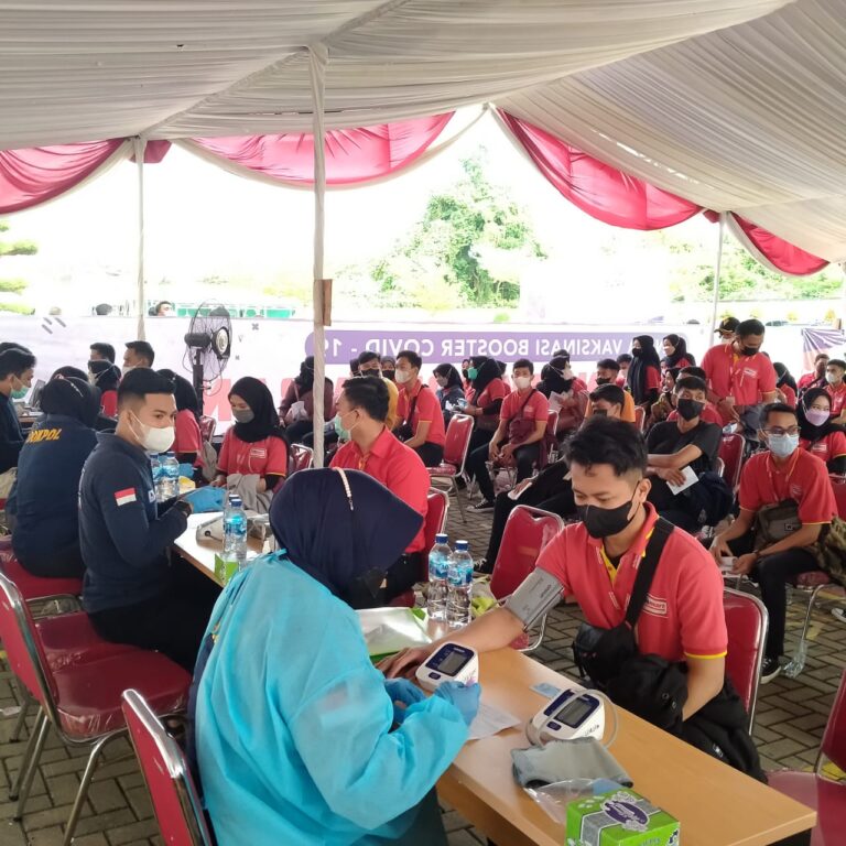 Polda Banten Melaksanakan Percepatan Vaksinasi di PT Alfa Legok Serang