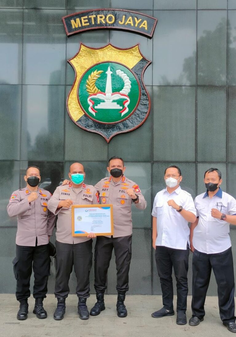 Peringkat 1 Penilaian Kepatuhan Standar Pelayanan Publik 2021, Polres Metro Jakbar Menerima Penghargaan Dari Ombudsman RI
