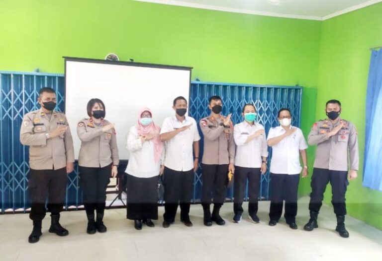 Kapolres Kubu Raya Hadiri Zoom Meeting Vaksin Serentak Indonesia Di SDN 39 Sungai Raya