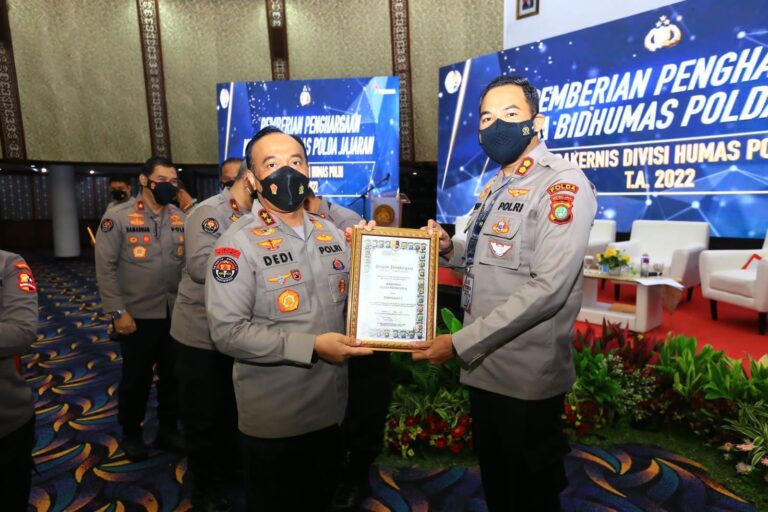 Bid Humas Polda Metro Jaya Meraih Peringkat Satu Dan Menerima Piagam Penghargaan