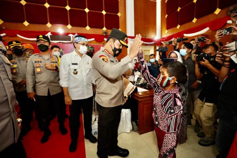 Kabareskrim Polri dan Kapolda Jatim Cek Pelaksanaan dan Pencapaian Vaksinasi Covid-19 di Pamekasan