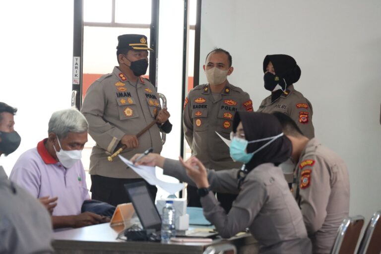 Polres Bogor Saluran Bantuan Tunai Pedagang Kaki Lima (BTPKLWN)