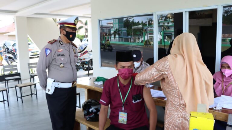 Satlantas Polres Lingga Terus Dukung Percepatan Vaksinasi