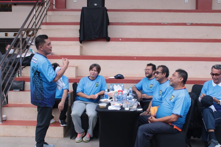 Kapolda dan Wakapolda beserta pejabat utama PMJ Olah raga bersama dengan pimpinan Serikat Pekerja dan Wartawan Pokja Polda Metro Jaya