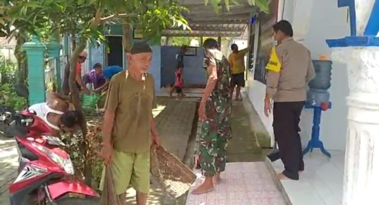 Jelang Bulan Ramadhan, Bhabinkamtibmas Pitu Bersih-bersih Masjid