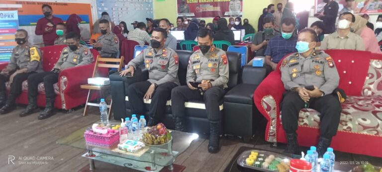 Kapolres Kubu Raya Hadiri Zoom Meeting Vaksinasi Serentak Di Kantor Desa Kali Mas Sungai Kakap