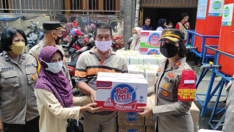 Polsek Tambora Berikan Bantuan Kemanusiaan Kepada Korban Kebakaran di Kawasan Penduduk Jembatan Lima