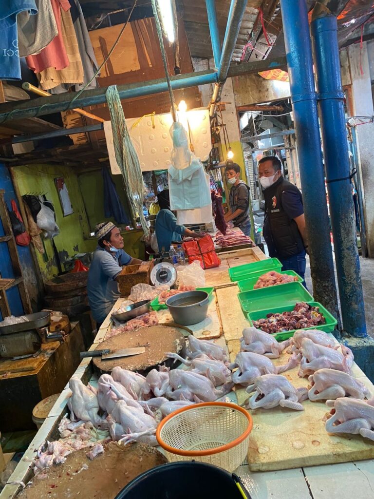 Personel Sat Reskrimsus Polres Metro Jakbar Laksanakan Patroli dan Monitoring Serta Mengecek Persediaan Harga Sembako