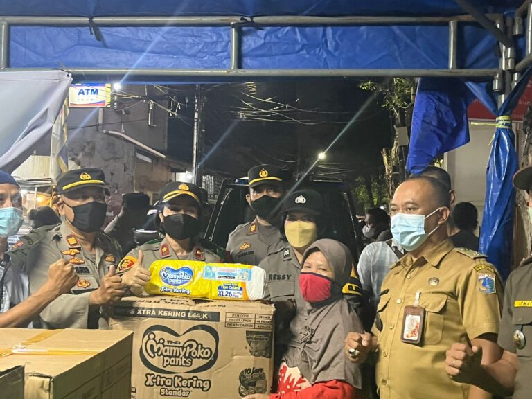 Polsek Tambora Salurkan Bantuan dari Kapolres Metro Jakbar dan Bhayangkari