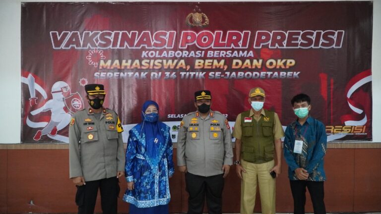 Vaksinasi Serentak, Kapolri Tinjau Via Zoom Meeting