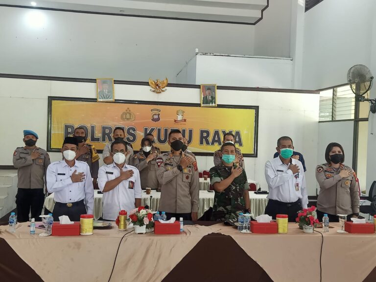 Kapolres Bersama Forkopimda Kubu Raya Lakukan Zoom Meeting Vaksinasi Serentak Kepada Seluruh Kecamatan Dan Polsek Jajaran