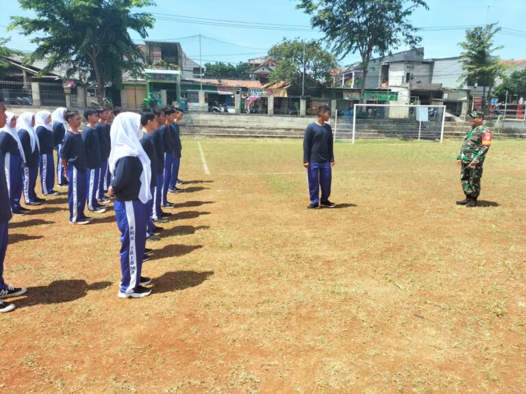 Babinsa Koramil 01/Panmas Melatih Latihan Dasar Kepemimpinan Siswa