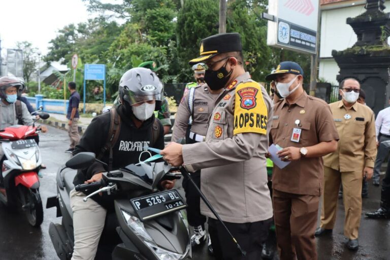 Ingatkan Prokes dan Patuh Aturan Lalulintas Kapolres Bondowoso Turun Jalan Bagi-bagi Masker