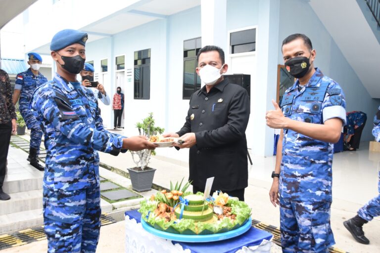 Maknai Peringatan Ke – 76 Hari TNI Angkatan Udara, Lanud Raja Haji Fisabilillah Gelar Serbuan Vaksinasi, Bantuan Sosial Dan Syukuran