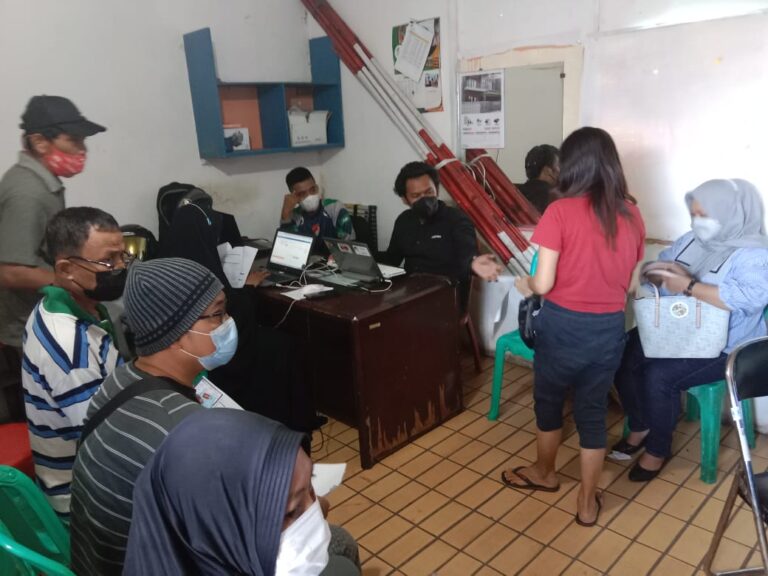 Tuntaskan Vaksinasi Pedagang dan Warga Sekitar, PD. Pasar Jaya Bersama Koramil 04/Pulogadung Gelar Vaksinasi