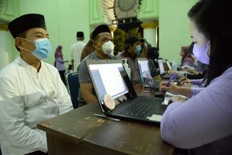 Kejar Herd Immunity, Polres Madiun Kota Bersama Forkopimda Gelar Vaksinasi Usai Sholat Tarawih