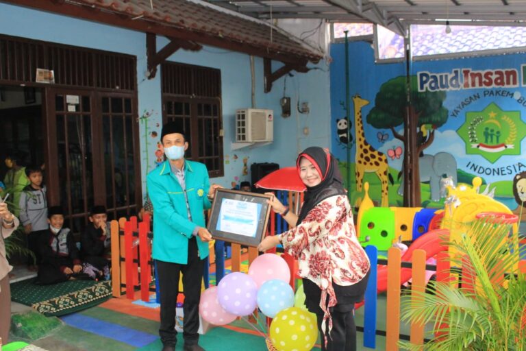 Universitas Mercu Buana bidang studi elektro memberikan bantuan taman bermain di PAUD Insan Mulia