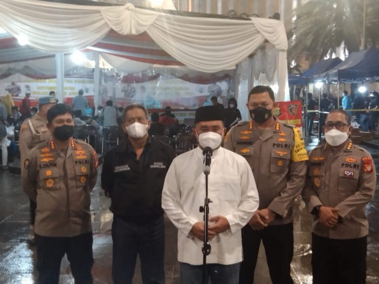 Polda Metro Jaya Kunjungi Program Vaksinasi Di Malam Hari