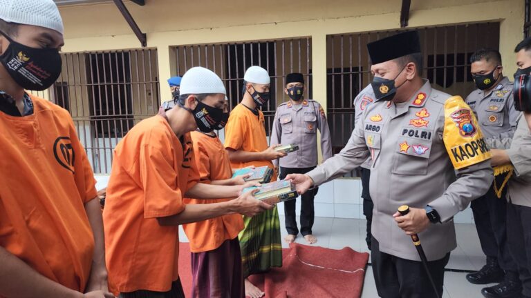 Tingkatkan Keimanan, Tahanan Polres Blitar Kota Ikuti Pesantren Ramadhan
