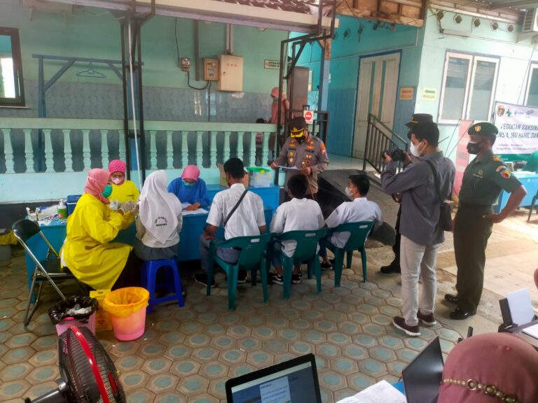 Kapolres Ngawi Tinjau Vaksinasi Serentak Indonesia di Puskesmas Walikukun