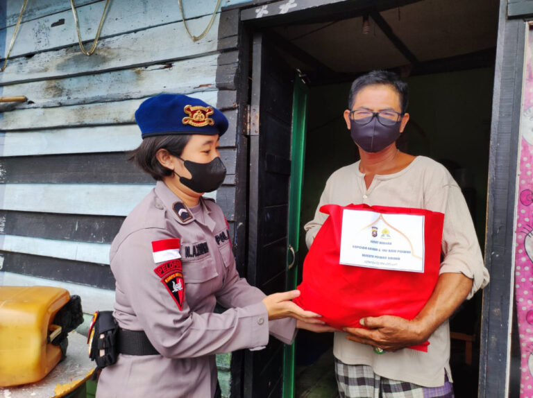 Polwan Brimob Polda Kalbar Berbagi Rezeki Kepada Masyarakat Yang Kurang Mampu