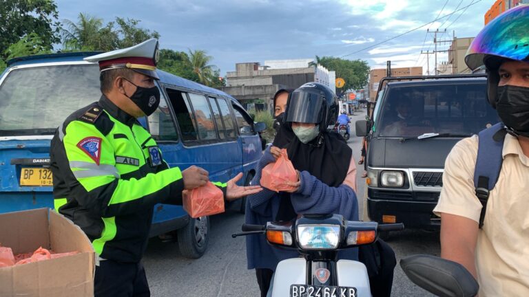BERKAH RAMADHAN, SAT LANTAS POLRES KARIMUN BERBAGI TAKJIL