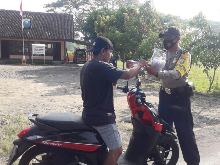 Kapolsubsektor Gerih Pimpin Operasi Yustisi Penegakkan Prokes Cegah Covid-19