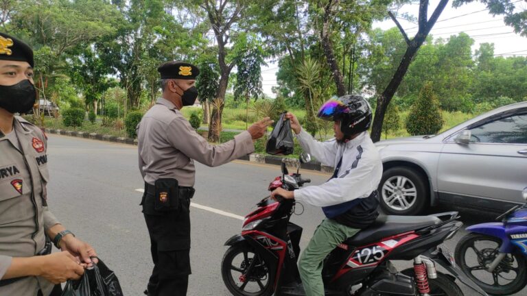 Kasat Samapta Polres Kuburaya dan Jajaran Bagikan Takjil Ke Masyarakat