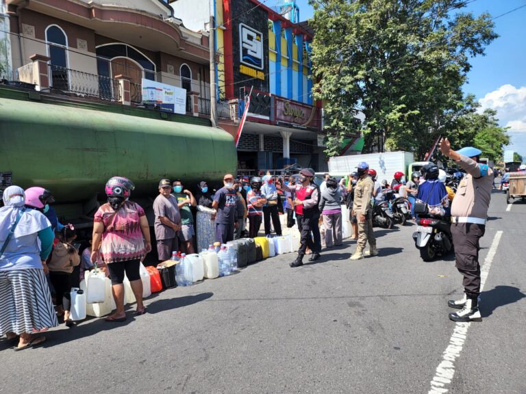 Tim Pamor Keris Polres Blitar Kota Pantau Antrean Warga Beli Minyak Goreng Curah