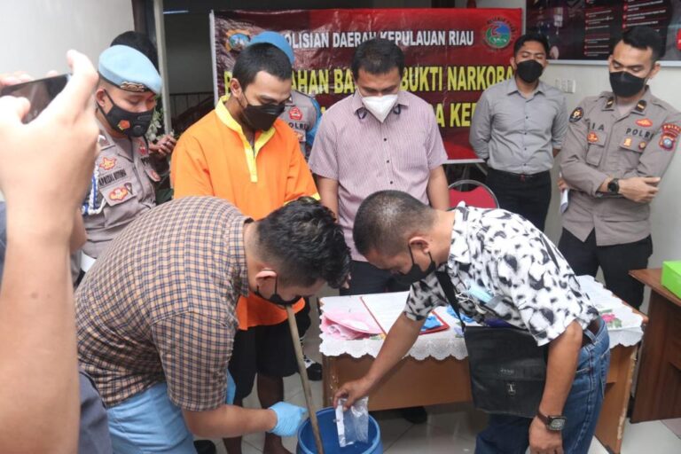 PEMUSNAHAN BARANG BUKTI NARKOTIKA JENIS SABU OLEH DITRESNARKOBA POLDA KEPRI