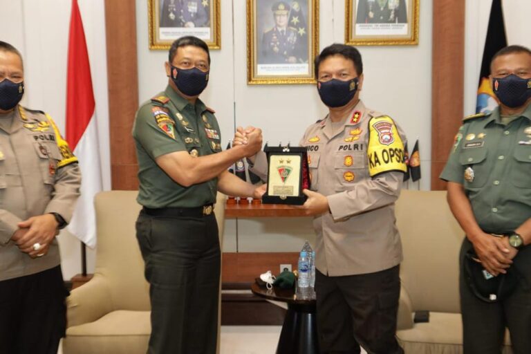 Tingkatkan Sinergitas TNI-Polri, Kapolda Jatim Sambut Hangat Kunjungan Kehormatan Pangdiv II Kostrad
