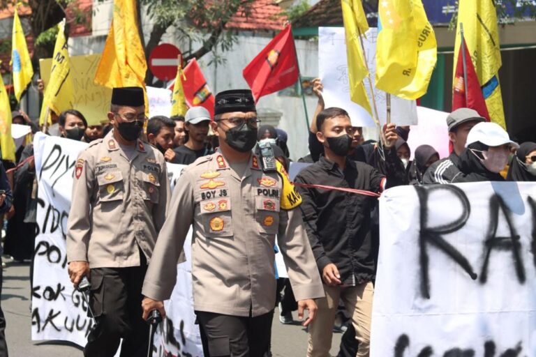 Nuansa Islami Pengamanan Aksi Mahasiswa, Petugas Polres Nganjuk Pakai Peci Tanpa Tongkat dan Tameng