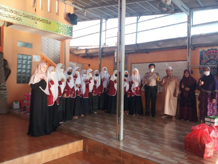 Babinkantibmas Jatikramat Berbagi Ke Ponpes Al-Hidayah.